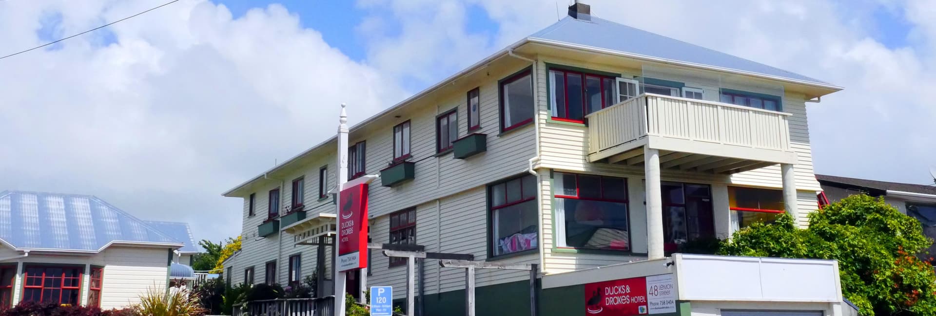 Ducks & Drakes Motel, Backpackers and Shuttle