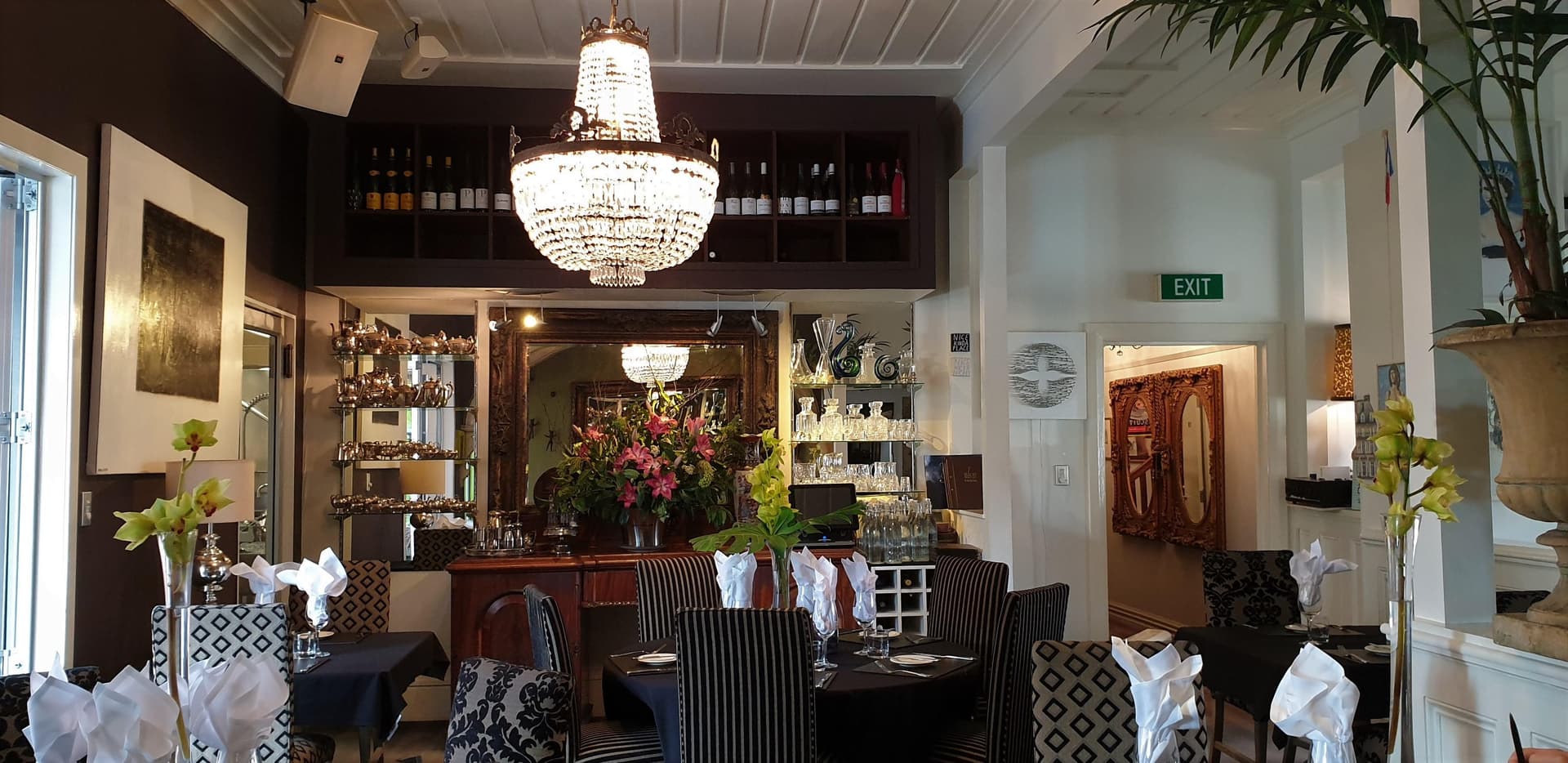 Lobby Bar & Table Restaurant