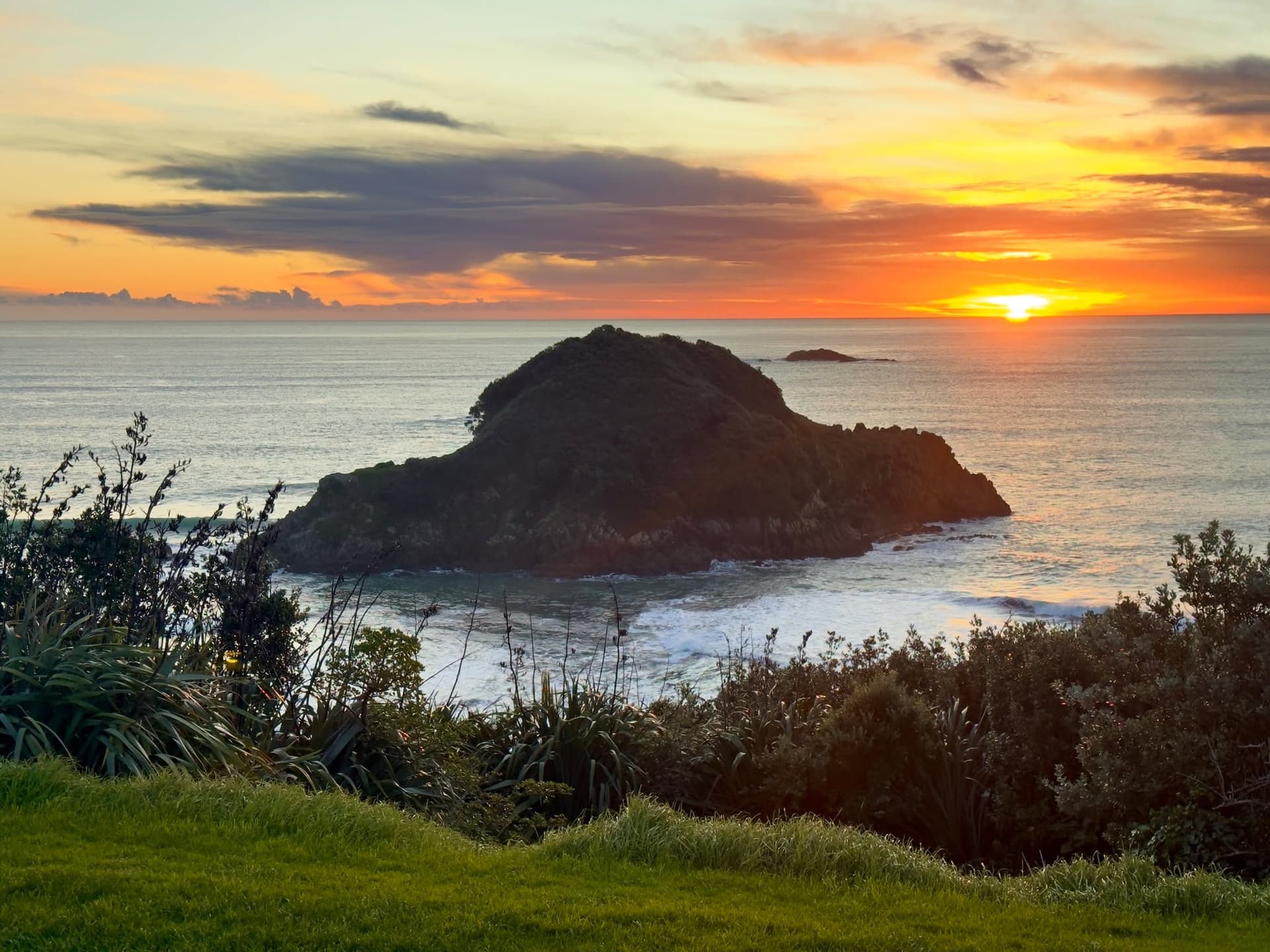 Photos: Stunning sunset captured near Back Beach and Paritutu Rock