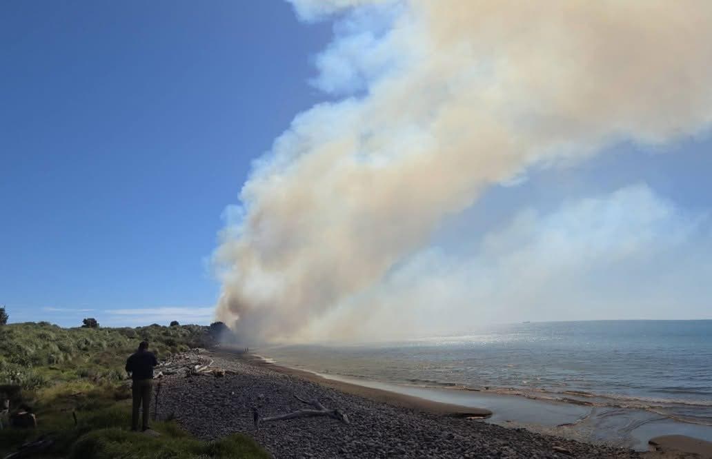 🔥 Helicopters are currently fighting a large fire at Bell Block beach. Residents in the area have received an…